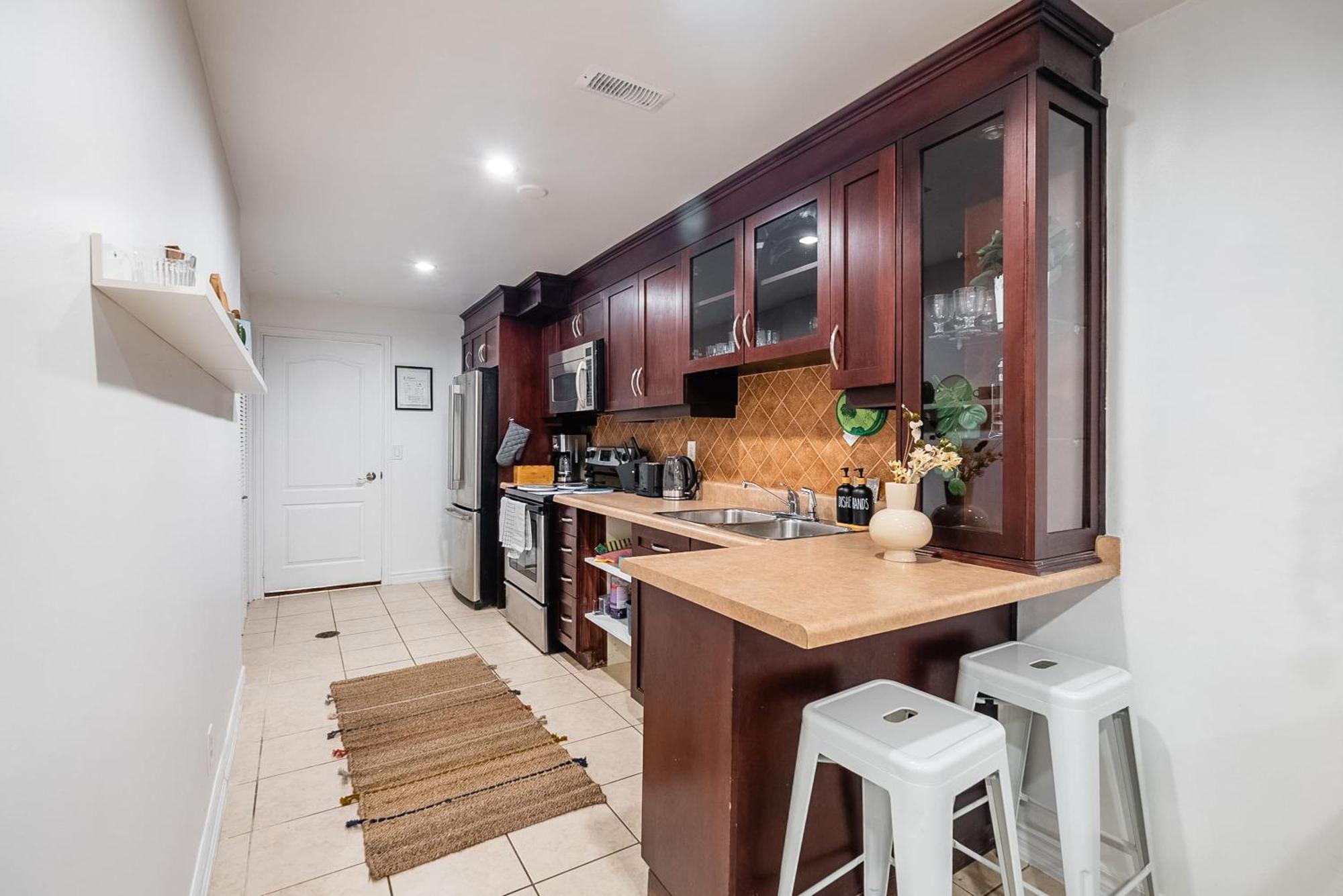 Basement Suite With Private Patio In Davenport Toronto Eksteriør billede