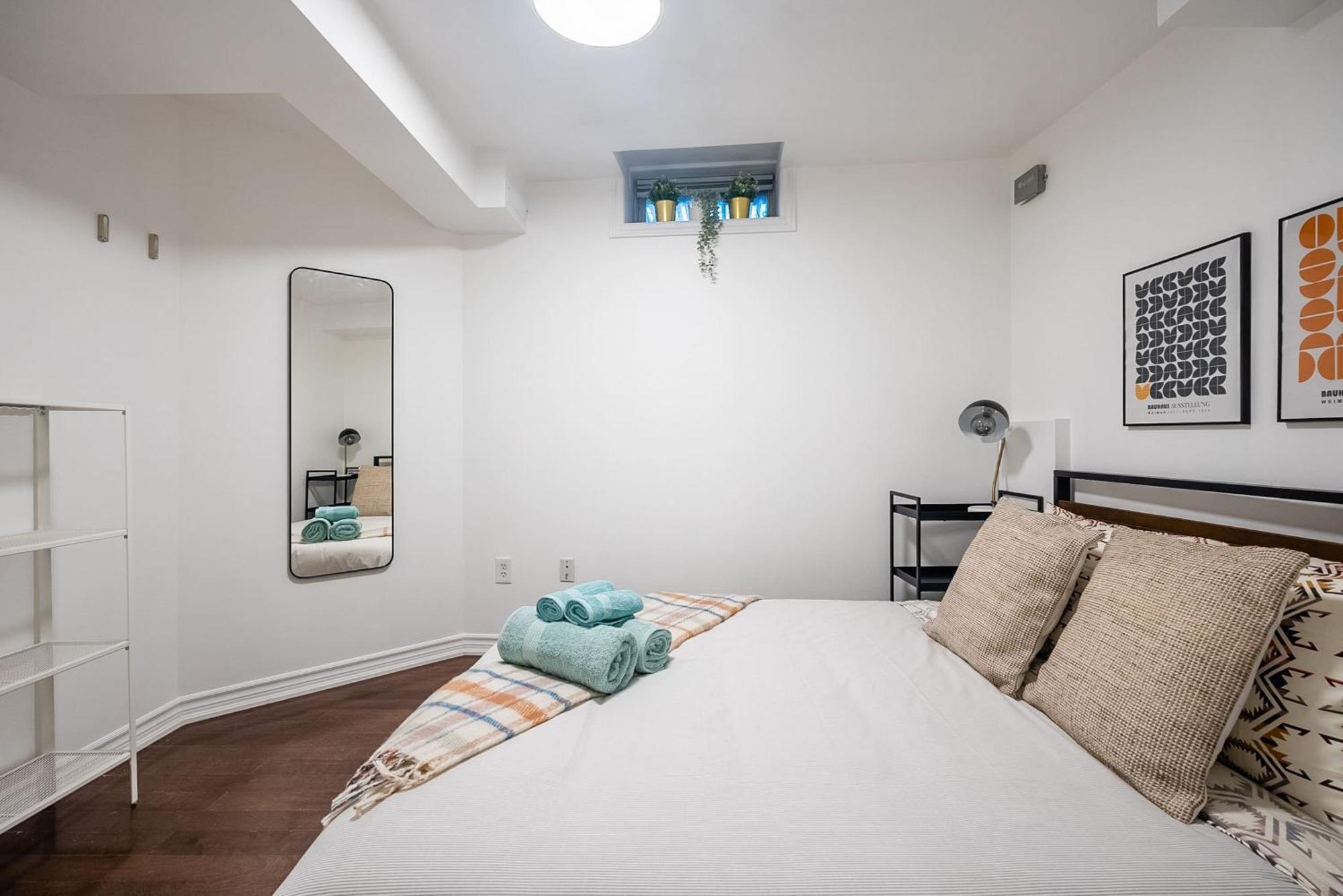 Basement Suite With Private Patio In Davenport Toronto Eksteriør billede