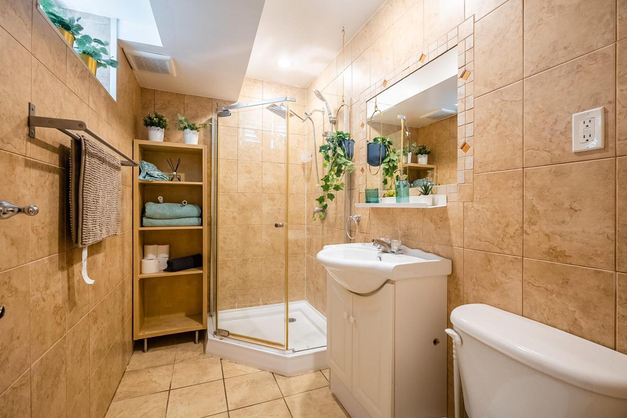 Basement Suite With Private Patio In Davenport Toronto Eksteriør billede